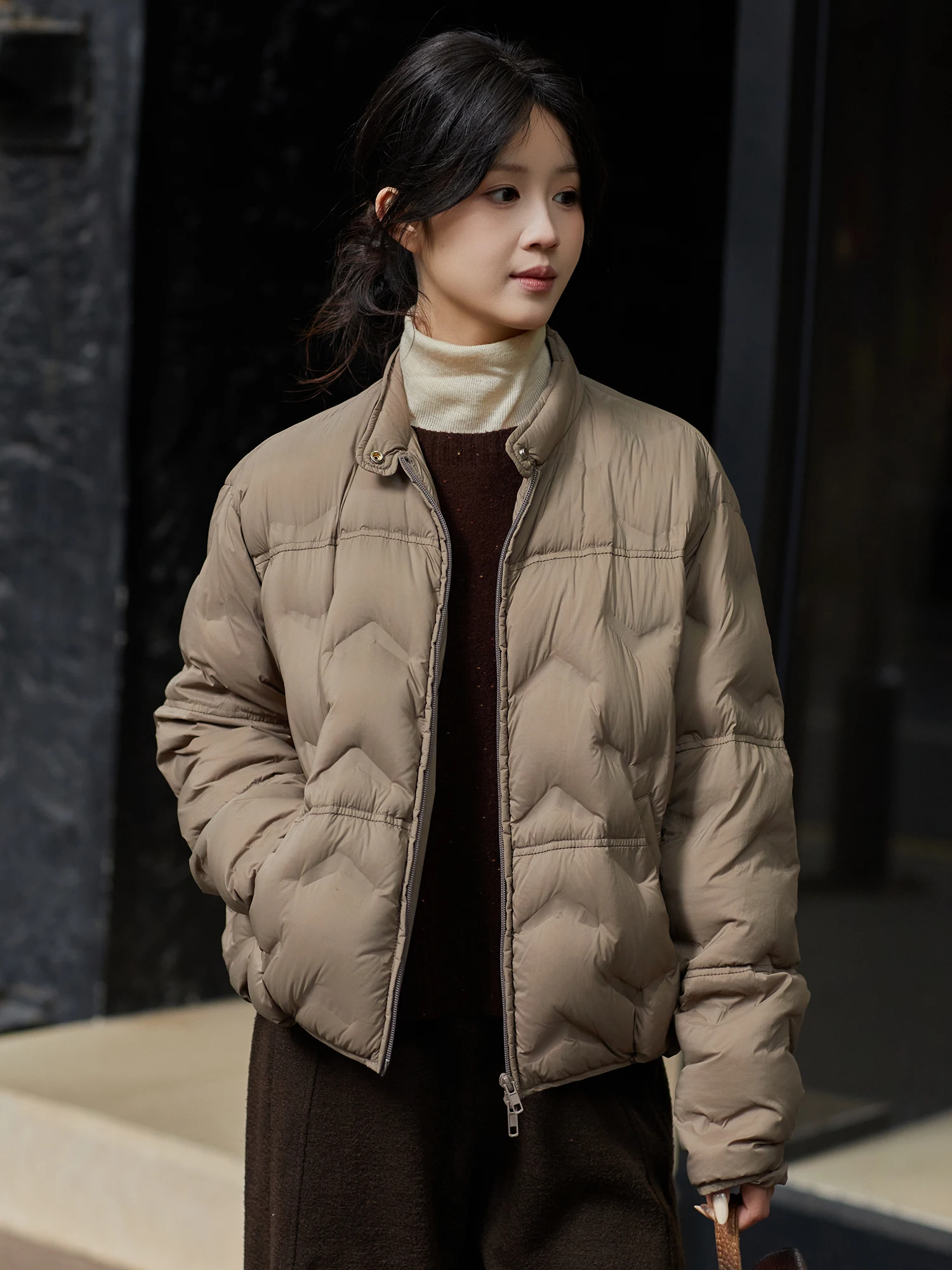 

Новая зимняя женская куртка-пуховик из 90% белого пуха, стеганая, прямого кроя, в новом национальном стиле, модная и элегантная.