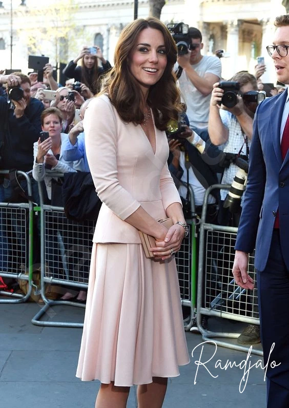 สั้นชุดเจ้าสาวสีชมพูแขนยาว Princess Kate Middleton V คอ Peplum A-Line เข่าความยาวงานแต่งงานชุด