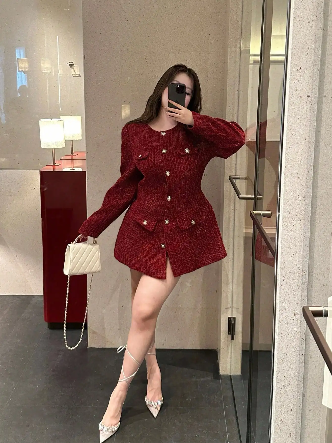 

Элегантный красный вязаный жакет с завышенной талией, золотыми пуговицами и накладными карманами