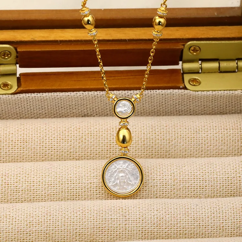 

Medium style look back at the lion bee double currency high-end light luxury 925 silver pendant necklace