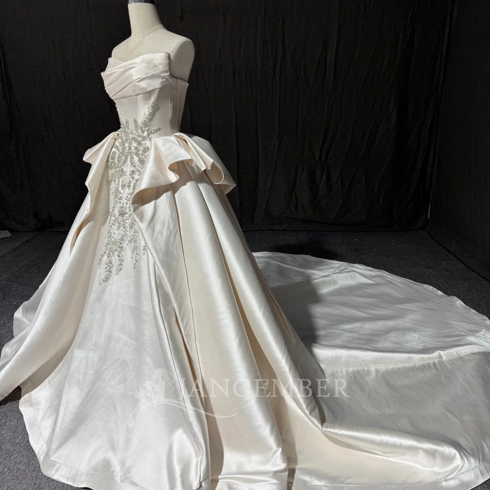 ノースリーブのボールガウンウェディングドレス2025、ストラップレスサテン、花嫁パーティー、プリンセス、卸売、コートトレイン、カスタムメイド、ベスティード・デ・ノイバ