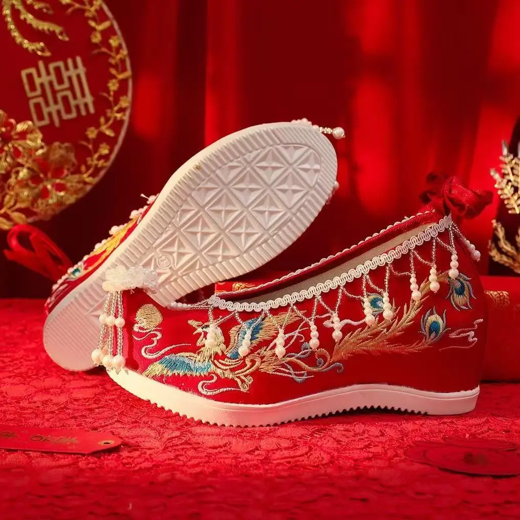 Chaussures de mariage brodées rouges pour femmes, Style ethnique, chaîne interne accrue, pompon de perles, lanière de cheville peu profonde, chaussures Hanfu, nouvelle collection
