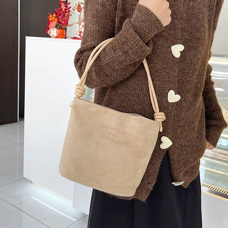 Damen-Handtasche aus Wildleder mit großer Kapazität und Buchstabenmuster, magnetische Schnalle, Samt, PU-Unterarmtasche im Retro-koreanischen Stil – Detail 13