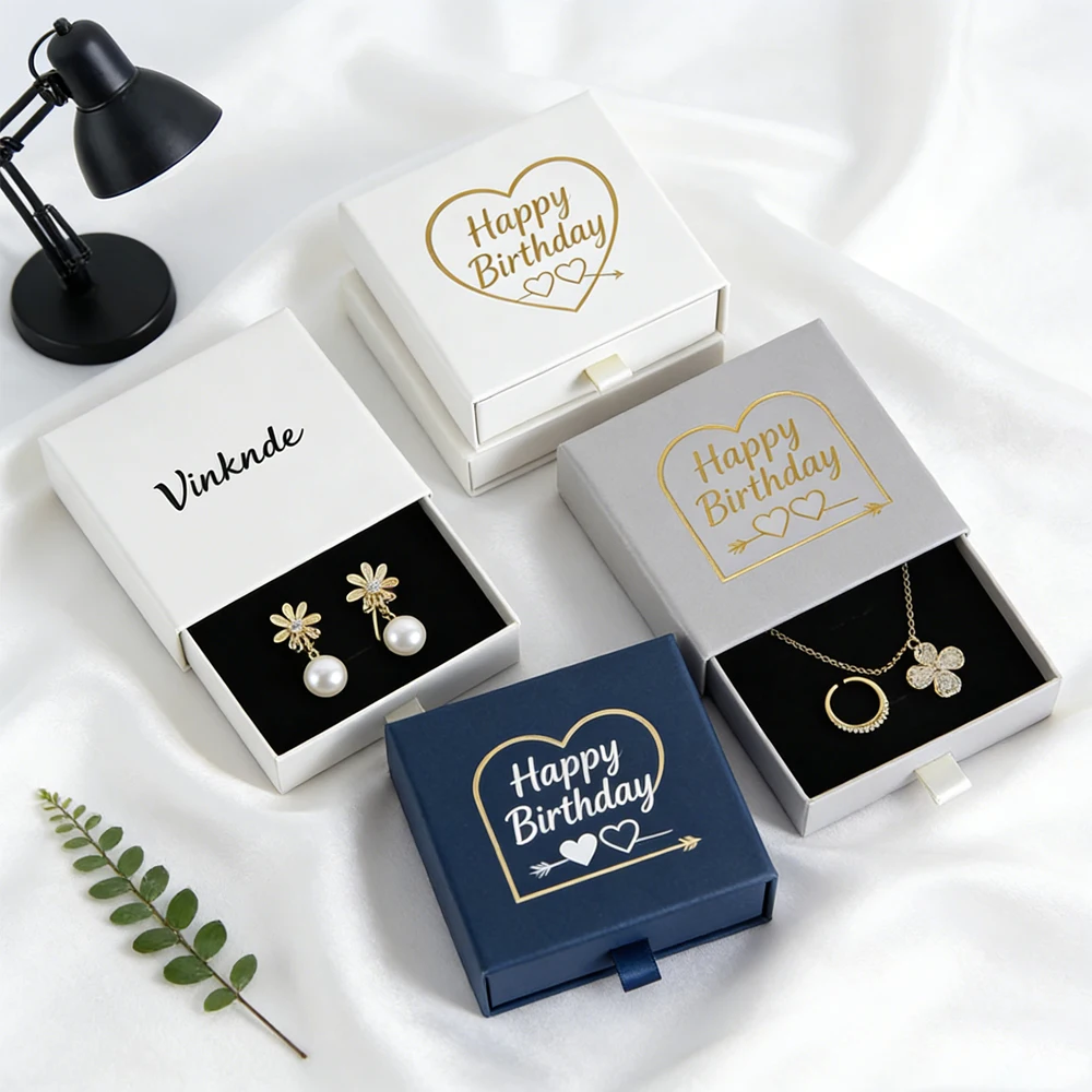 

100 шт. бежевых картонных коробок для украшений 8x8x2,5 см с индивидуальным логотипом, из плотной бумаги, для подвесок, серег, ожерелий, подарочные коробки для свадьбы