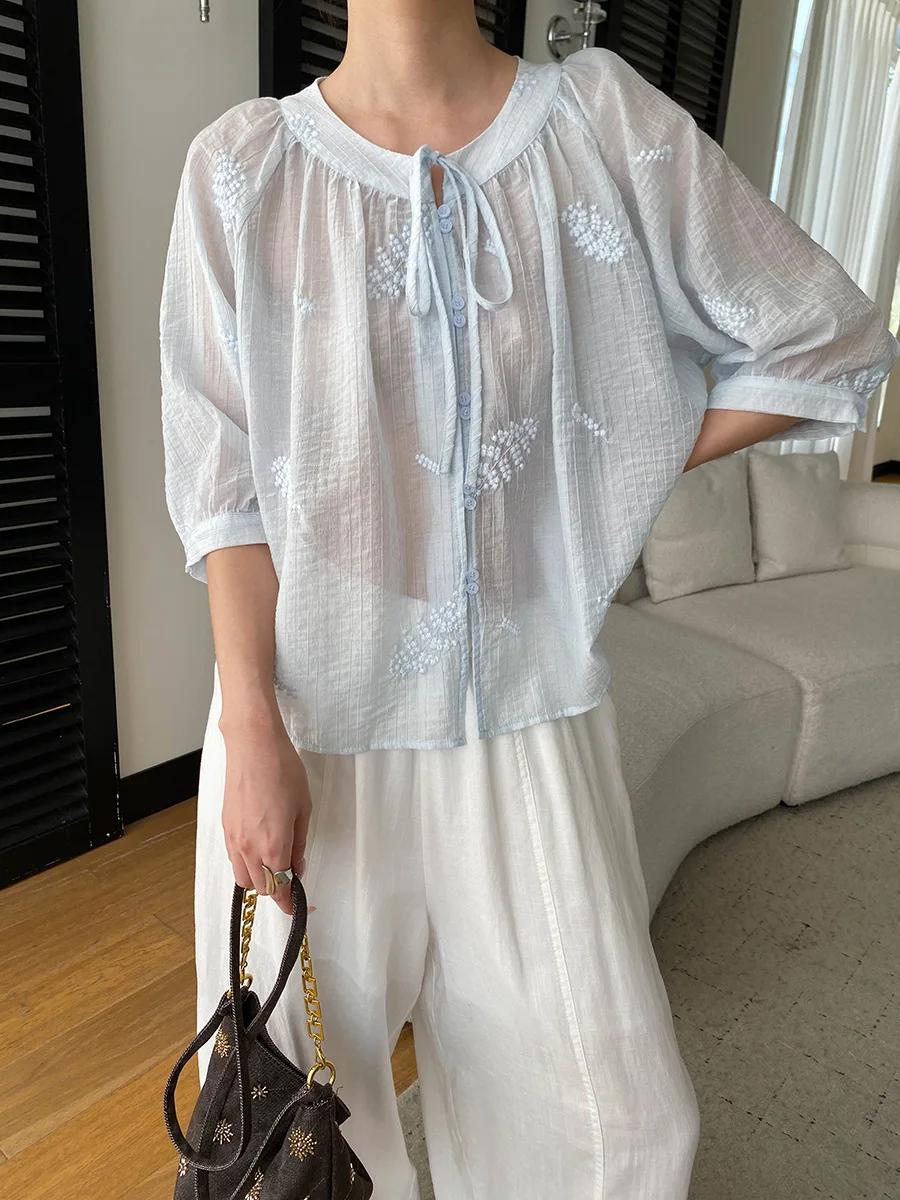 Sommerliches Damen-Shirt in unifarbenem Design mit aufwendiger Stickerei, Rundhalsausschnitt, Schnürung, lockerer Passform und leicht transparentem Stoff. – Detail 5