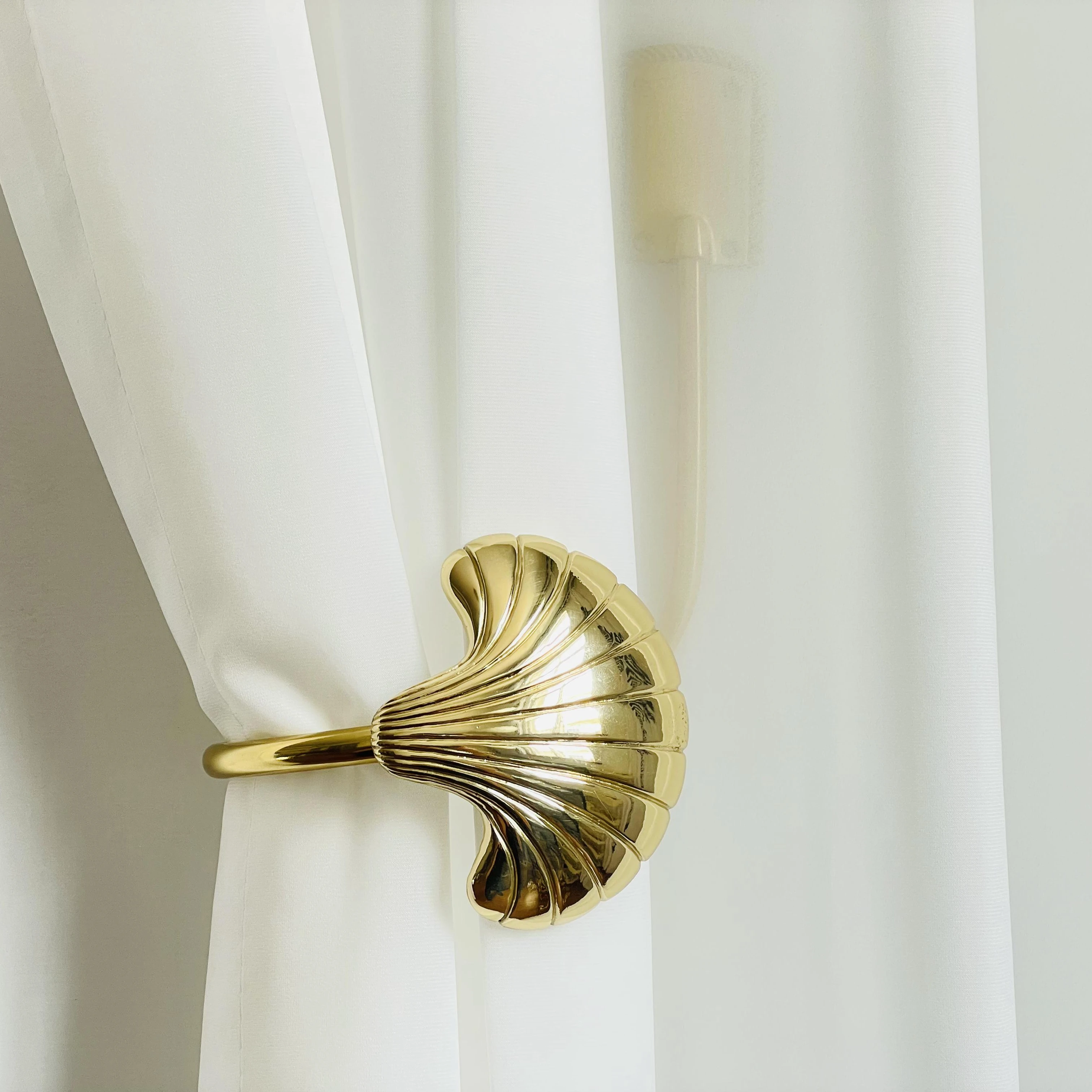 انخفاض سعر التصميم الحديث الفاخرة نمط الستار الملحقات جدار هوك عقد رباط للستائر المعدنية السنانير العائق