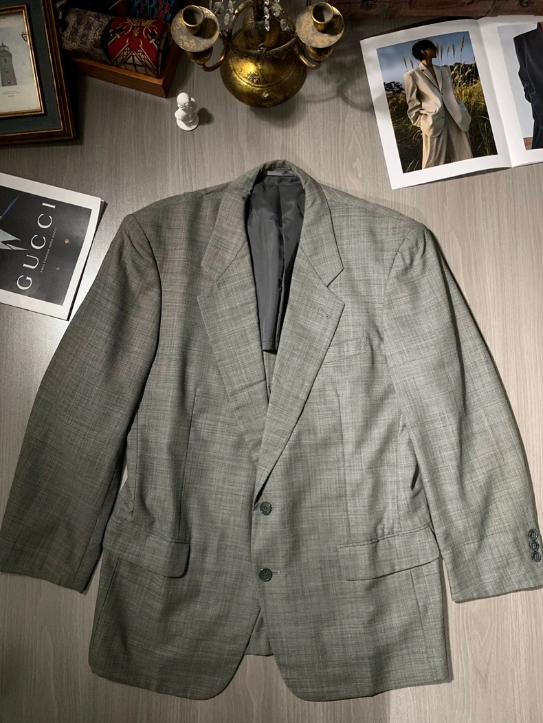 

Our men's suit jacket is a masterpiece of sartorial excellence 549-564 3674