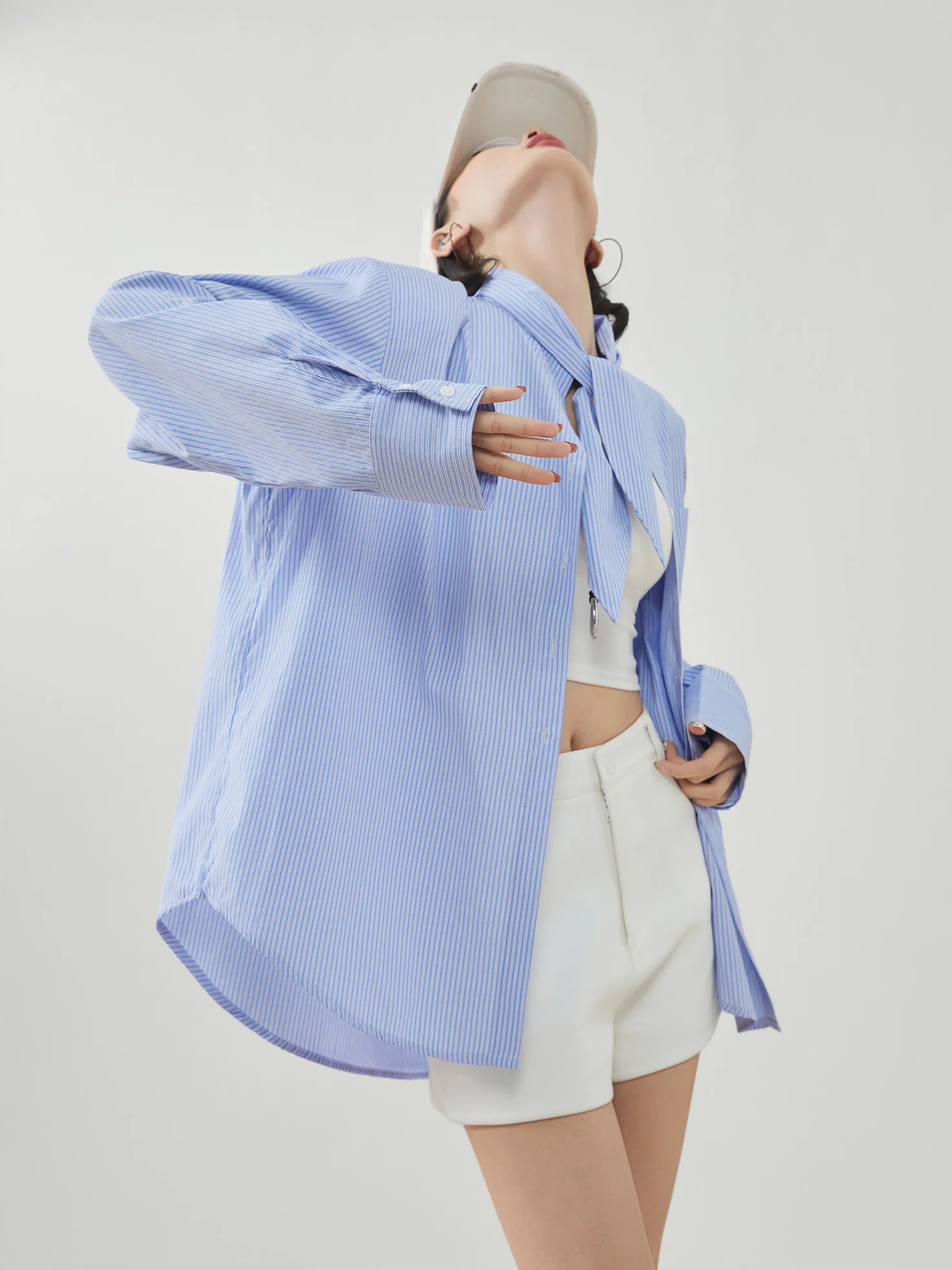 

Синяя полосатая рубашка с длинным рукавом, женская свободная рубашка в корейском стиле, новинка весеннего сезона, универсальная рубашка для многослойных образов, удобная для повседневной носки.