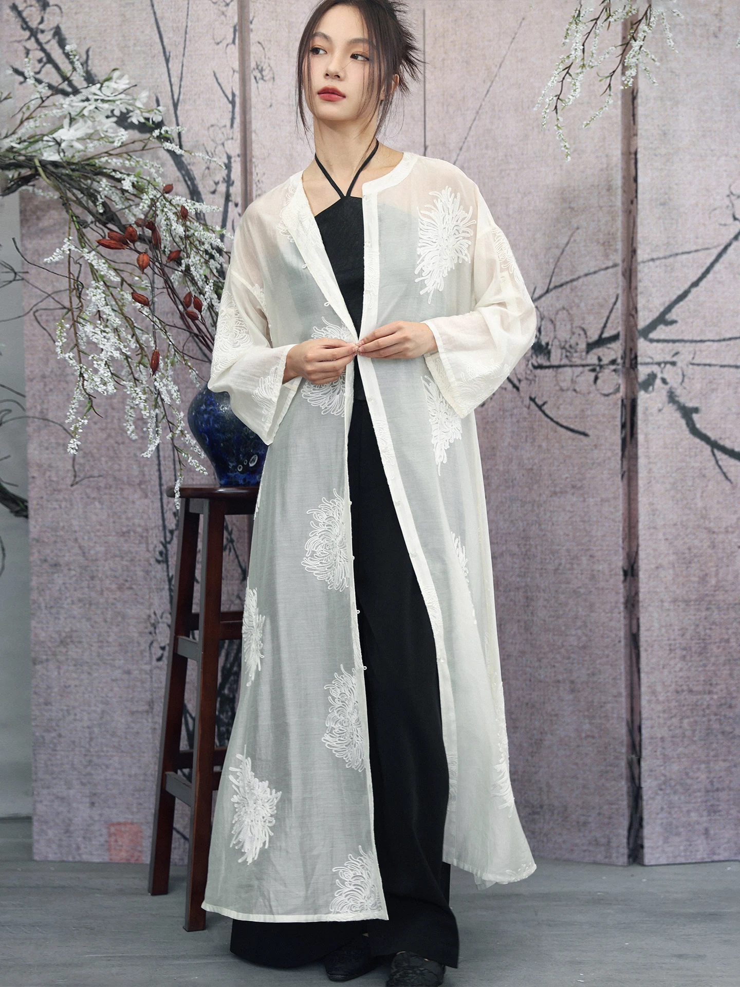 

Романтический вышитый белый длинный комплект-двойка: платье в новом китайском стиле для женщин, элегантное, с хризантемами, свободного кроя, H-силуэт