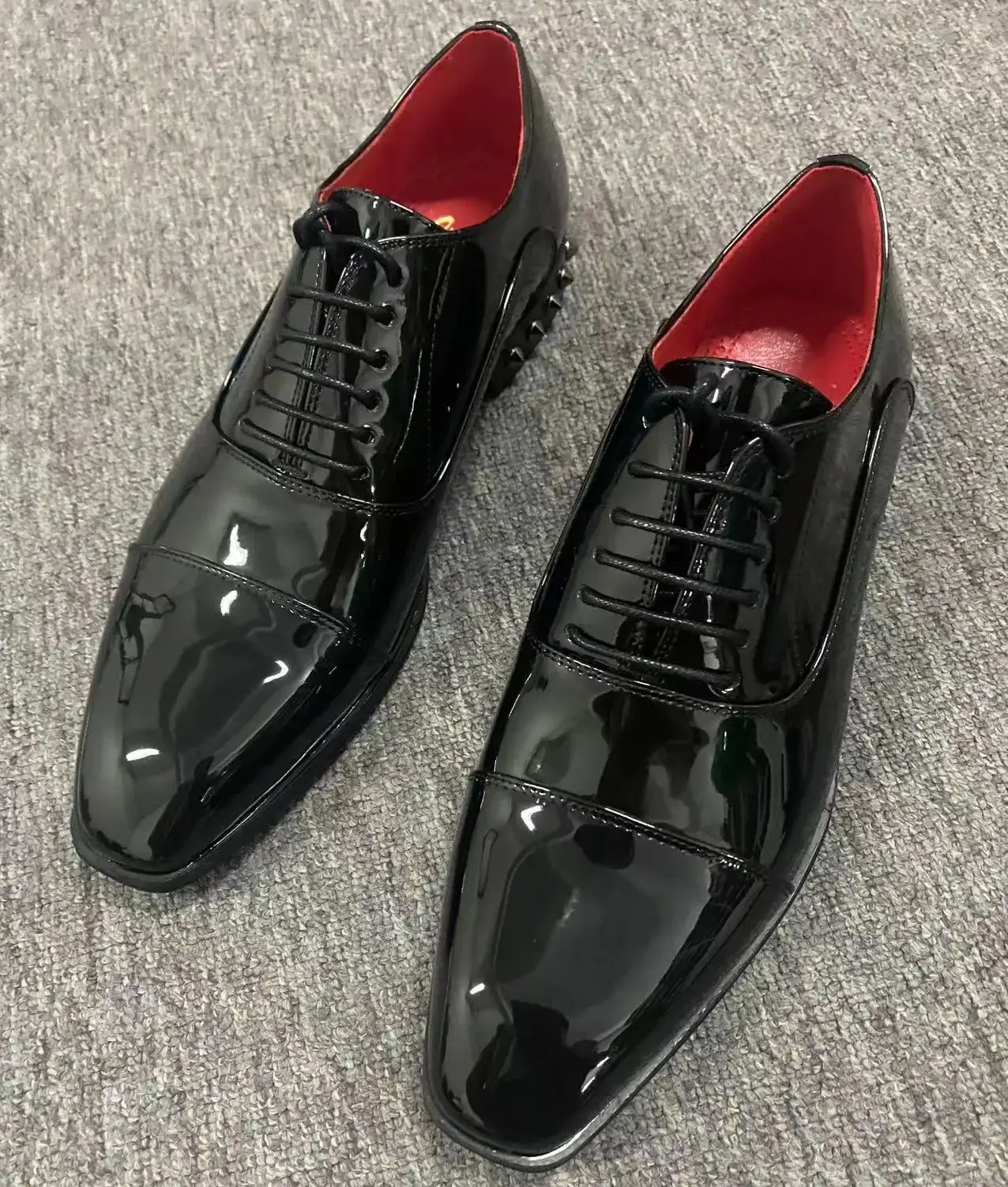 أسود براءات الاختراع والجلود حذا فردي للسيدات الرجال الأحمر الداخلية بدلة عمل Zapatos الفقرة جولة تو الدانتيل متابعة المسامير البطانة كعب معدني Calzados
