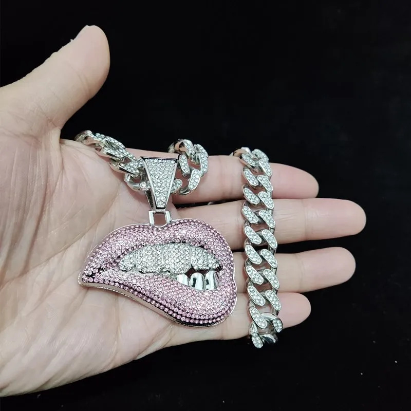 dudak kolye: Moda ve Dikkat Çeken Bir Takı Seçimi
