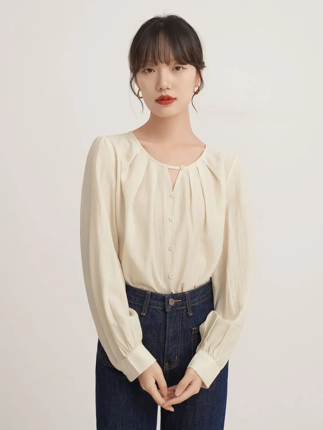

Temperament French V-neck Shirt for Women Spring and Autumn New Pleated Long-sleeved Shirt Pullover Top