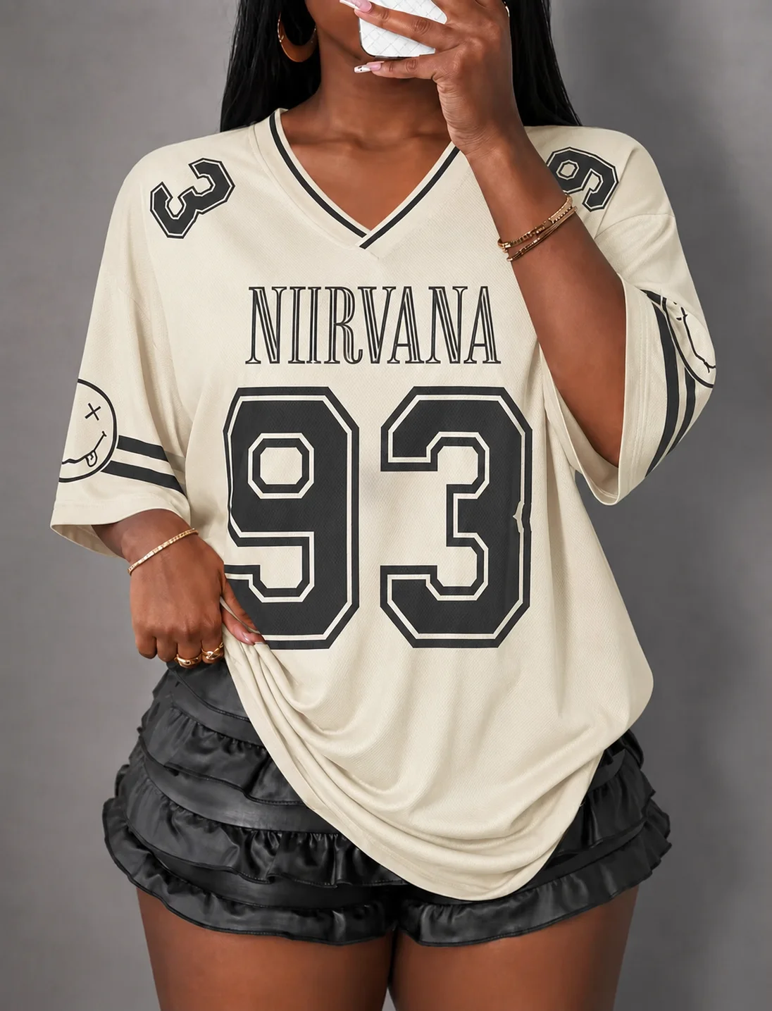camiseta-feminina-oversized-nirvana-93-com-estampa-de-rosto-sorridente-gola-em-v-manga-curta-em-malha-estilo-y2k-rock-band-streetwear-solta-e-esportiva