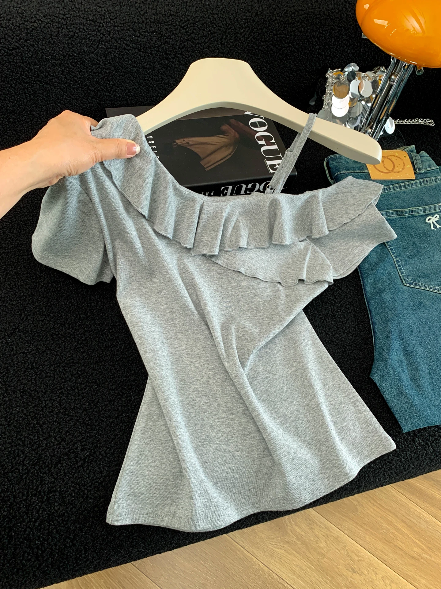 

Женская футболка Slim Fit с коротким рукавом, летняя коллекция 2026, новый стиль, топ на одно плечо с листовым принтом, повседневная, однотонная