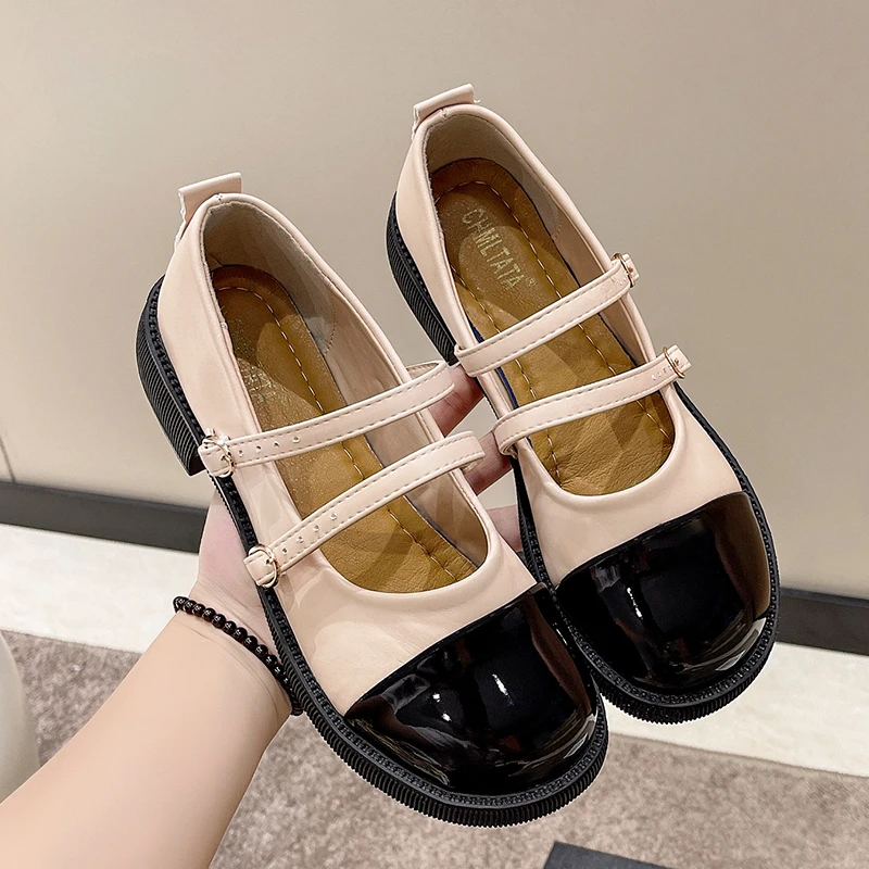 أحذية جلدية صغيرة كلاسيكية لربيع وخريف 2025 طراز جديد، حزام رفيع بمقدمة مستديرة وفتحة مسطحة ونعل مسطح، أحذية نسائية فردية