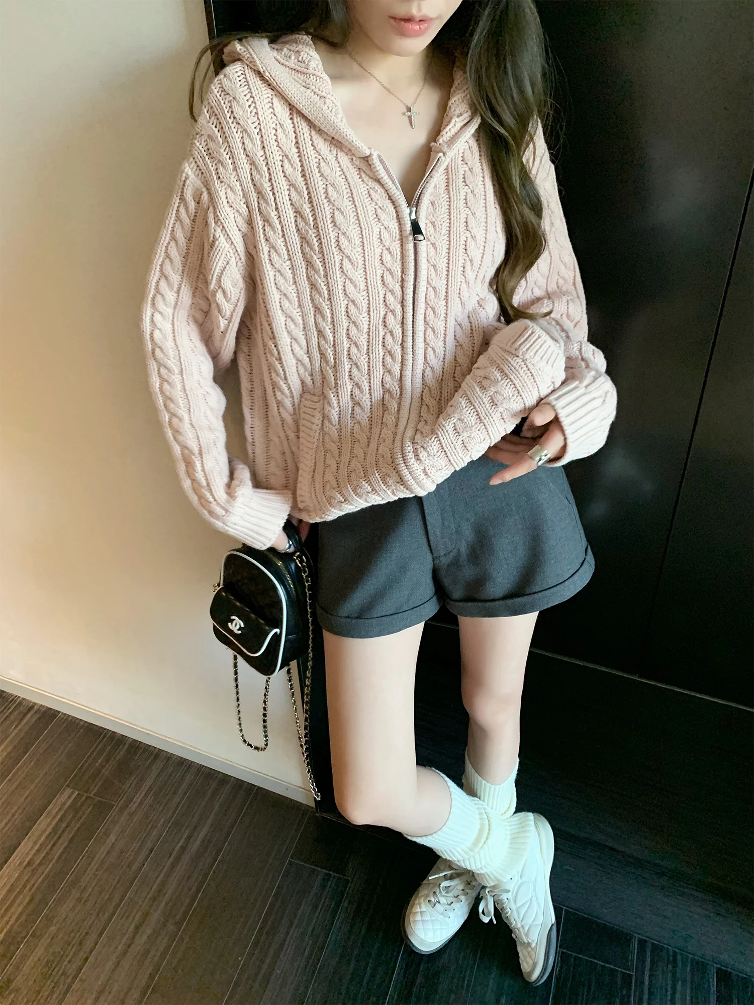 بنطلون نسائي واسع الساق بتصميم أنيق وقصة عالية الخصر، مناسب للخريف، يمنح مظهراً نحيفاً ومتعدد الاستخدامات