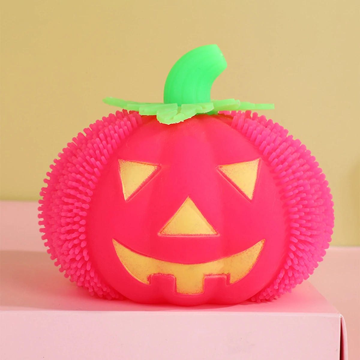 Halloweenowa Śmieszna Świecąca Dynia do Ściskania, Kulka z Futra, Zabawka Sensoryczna Antystresowa dla Dzieci