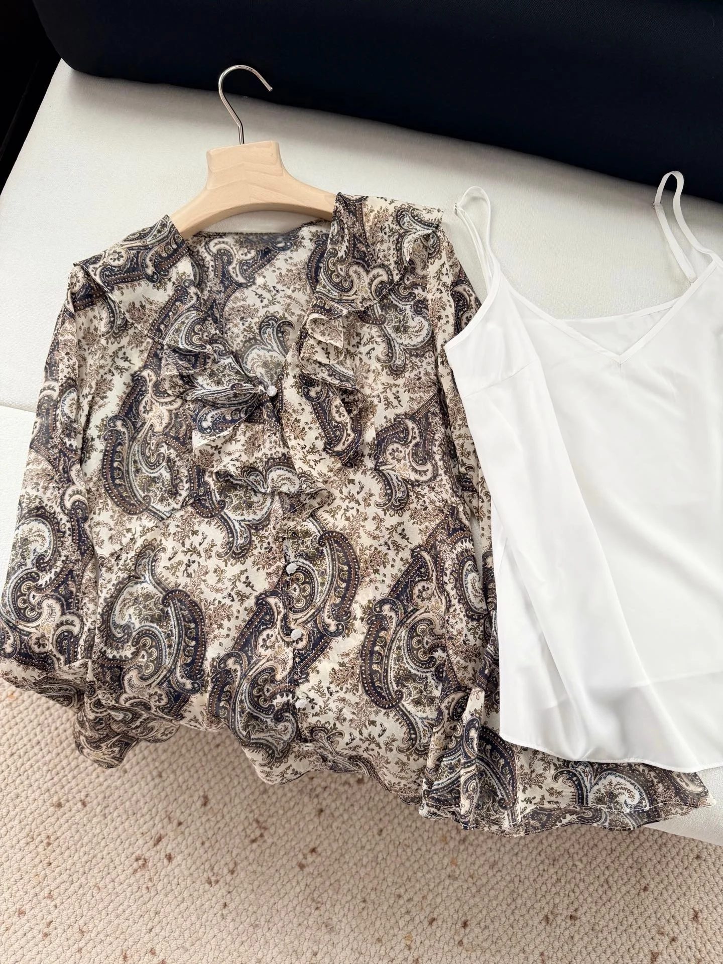 

Retro Printed Women 100% Silk Blouse Top Ruffles Spliced V-Neck Flare Sleeve Single Breasted Fashion Ladies Shirt