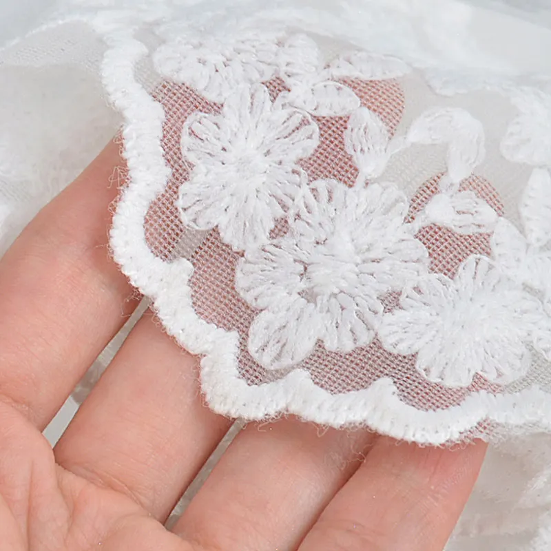 62 cm lange Spitzenhandschuhe aus Tüll-Mesh, halbtransparent, einfarbig weiß, mit Blumenmuster, modisch, für Abendveranstaltungen, Hochzeiten, Brautzeremonien, elegante Manschetten. – Detail 1
