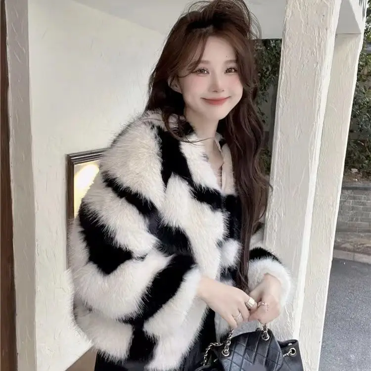 معاطف من الفرو الصناعي للأم والبنت مبطنة حرارية · ملابس شتوية متطابقة لعام 2024 · ملابس عائلية عصرية #4