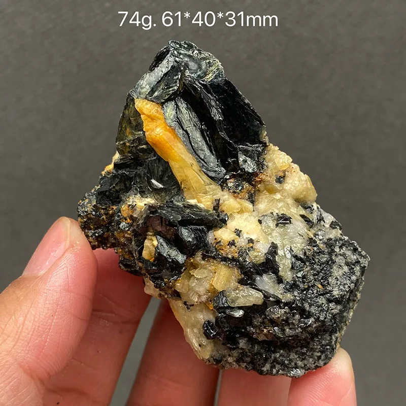 100% خام الحيوتيت الطبيعي التورمالين الأصفر عينات معدنية أحجار شفاء كريستال