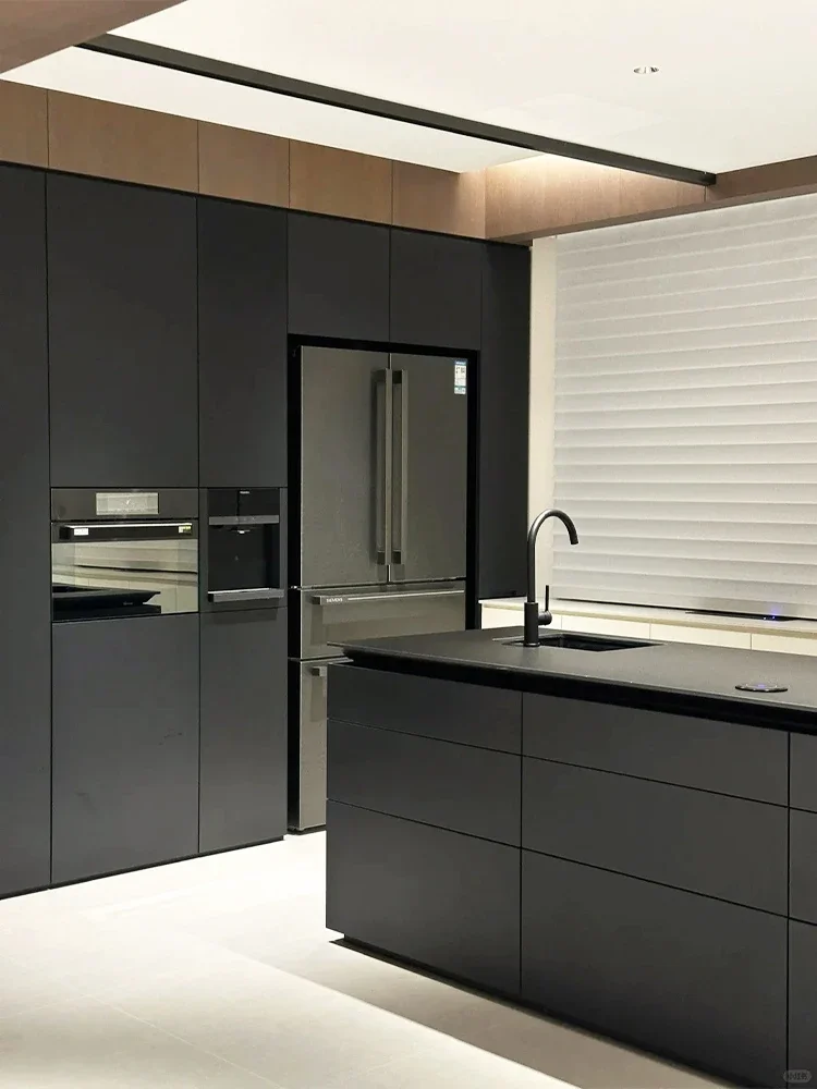 โต๊ะบาร์เคาน์เตอร์เกาะแผ่นหินสีดําผสมผสานโต๊ะไกด์กลางฟลัชครัวตะวันตกที่เรียบง่ายของอิตาลี