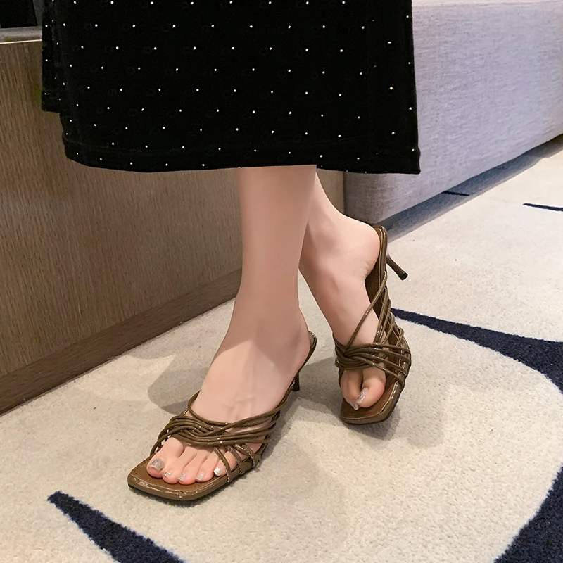 صنادل عالية الكعب بمقدمة مربعة أنيقة للنساء ملابس خارجية صيفية 2025 صنادل بكعب عالي طراز جديد صنادل خنجر عالية الجودة Жenská Оbuvai