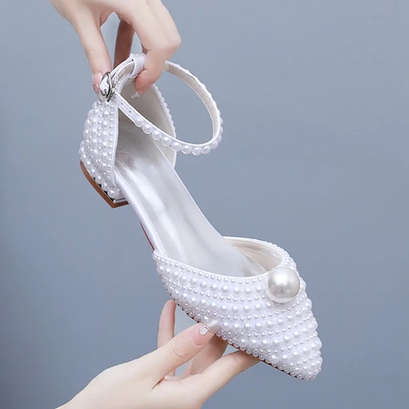

Весенне-летние новые женские сандалии с острым носком, белые, с крупными жемчужинами, на низком каблуке, для свадьбы, банкета, повседневной носки, больших размеров, на плоской подошве.