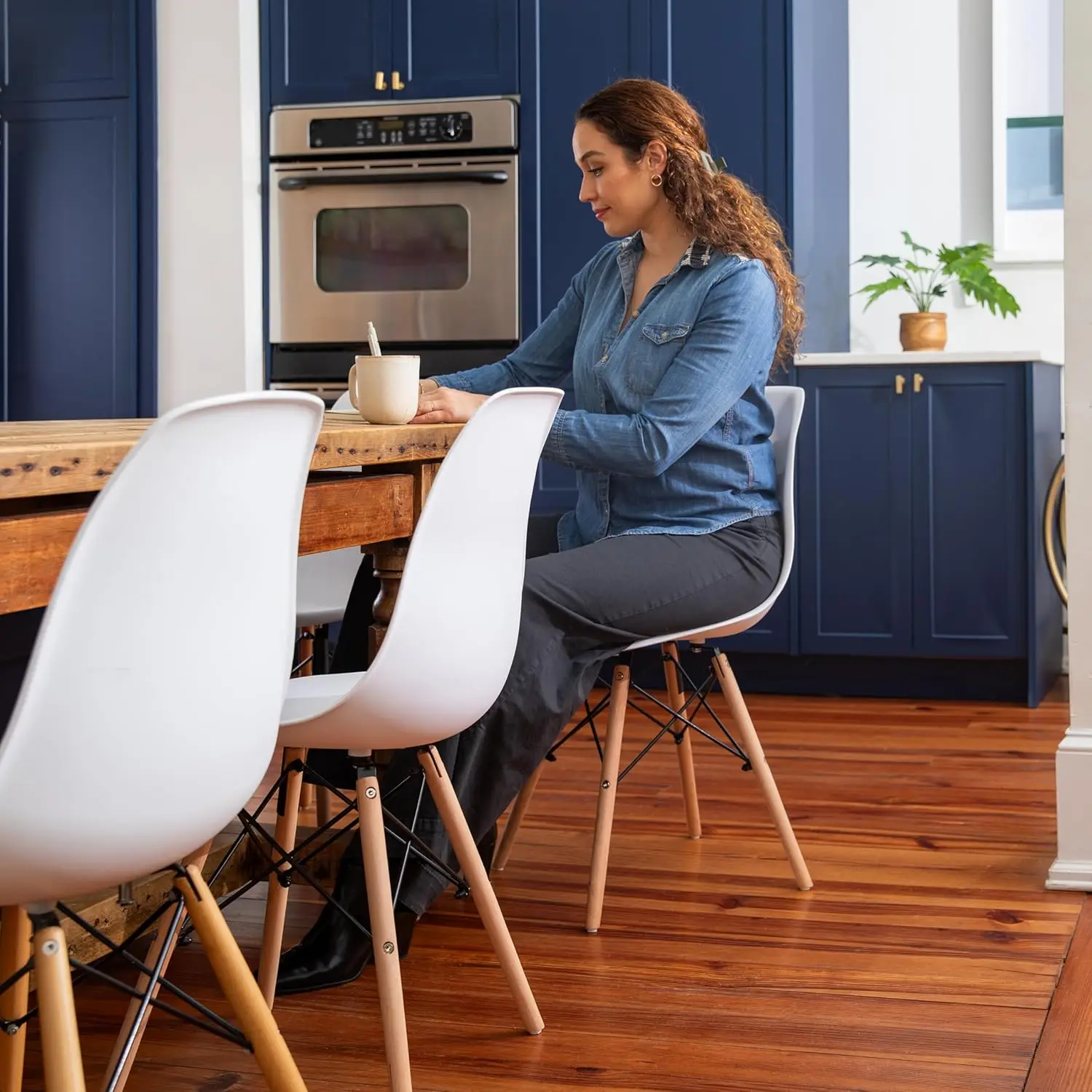 Chaises de salle à manger modernes en plastique série Elon, mobilier avec pieds en bois, chaises d'appoint du milieu du siècle pour salles à manger et bureaux