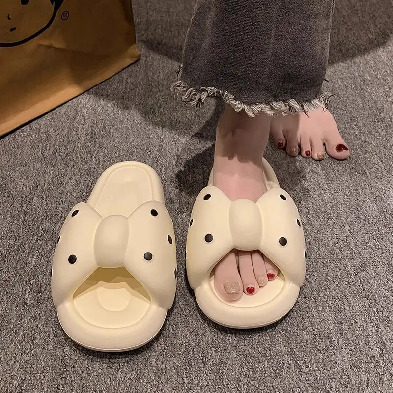 SHAJI Damen-Slipper mit Schleife und Polka Dots, Sommerliche Rutschfeste Weiche Komfort-Hausschuhe für Drinnen und Draußen, Strand und Alltag – Detail 5