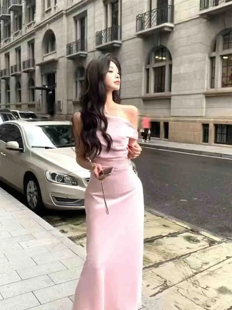 فساتين نسائية بدون أكمام فستان أحمر أنيق ربيعي من الساتان خط عنق مربع مطوي مبطن مطرز على الطراز الفرنسي نزهة ناعمة أنيقة