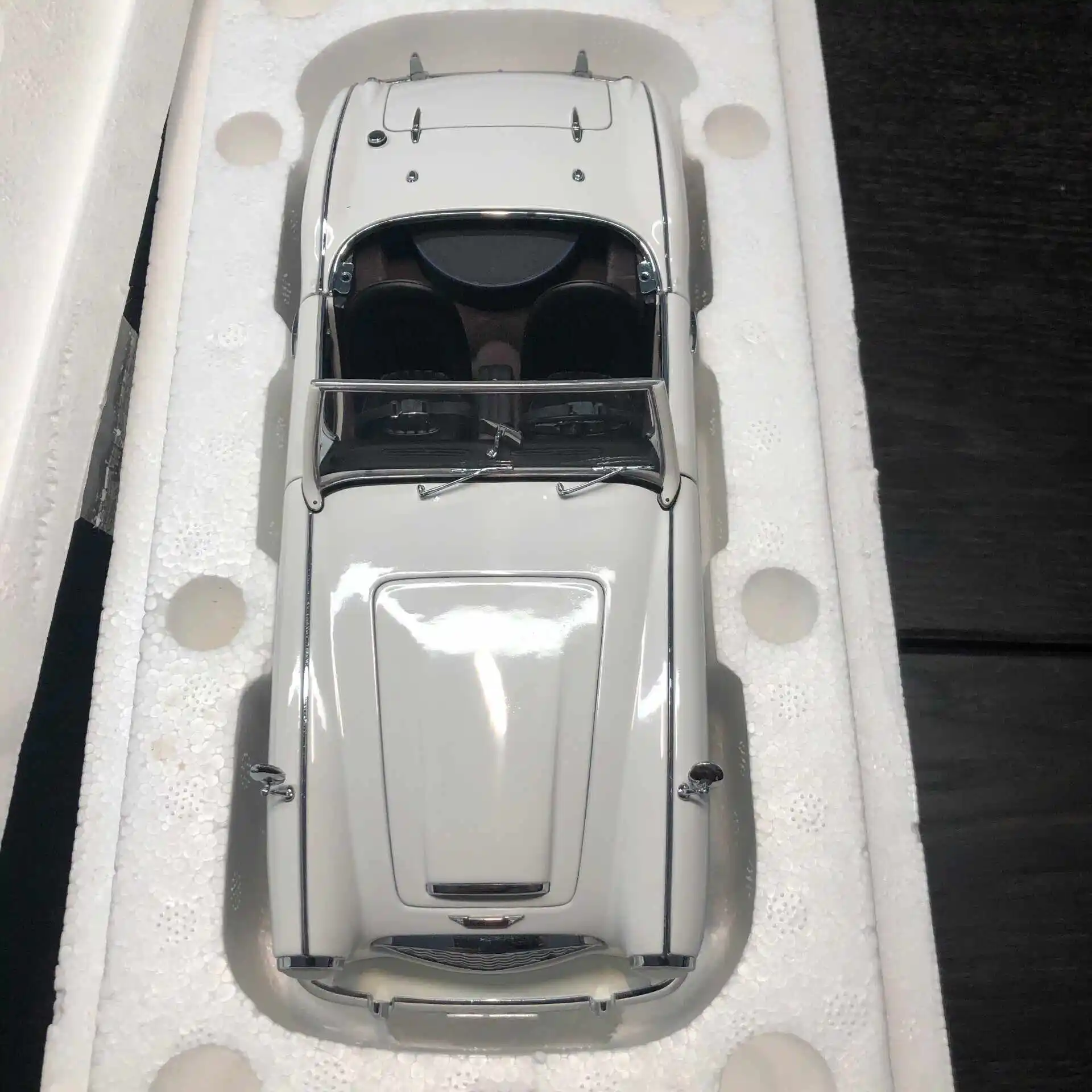 Autoart 1:18 Austin Healey 3000 White Alloy Fully Open Simulation Limited Edition Alloy Metal Static Car Model Toy Gift