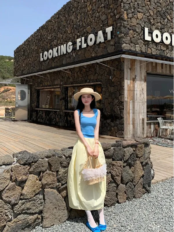 

Повседневный вязаный комплект-двойка для женщин: новинка Весна 2026 – ярко-белый топ и юбка-миди, модный стиль для офиса и повседневной носки