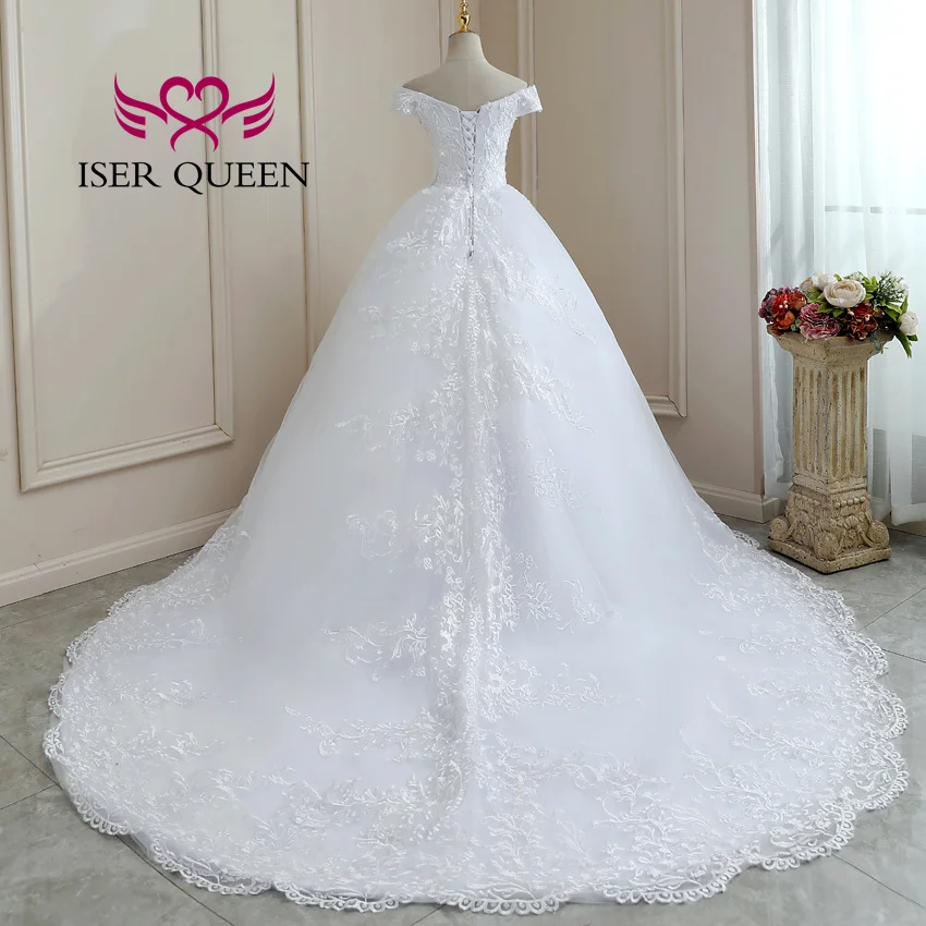 ชุดแต่งงานผ้าลูกไม้แต่งขอบแบบกำหนดเองบนผ้าตาข่าย ดีไซน์หรูหราสำหรับเจ้าสาว แฟชั่นชุดแต่งงานทรงเอไลน์แบบเปิดไหล่ WX0264 จากแอฟริกาใต้