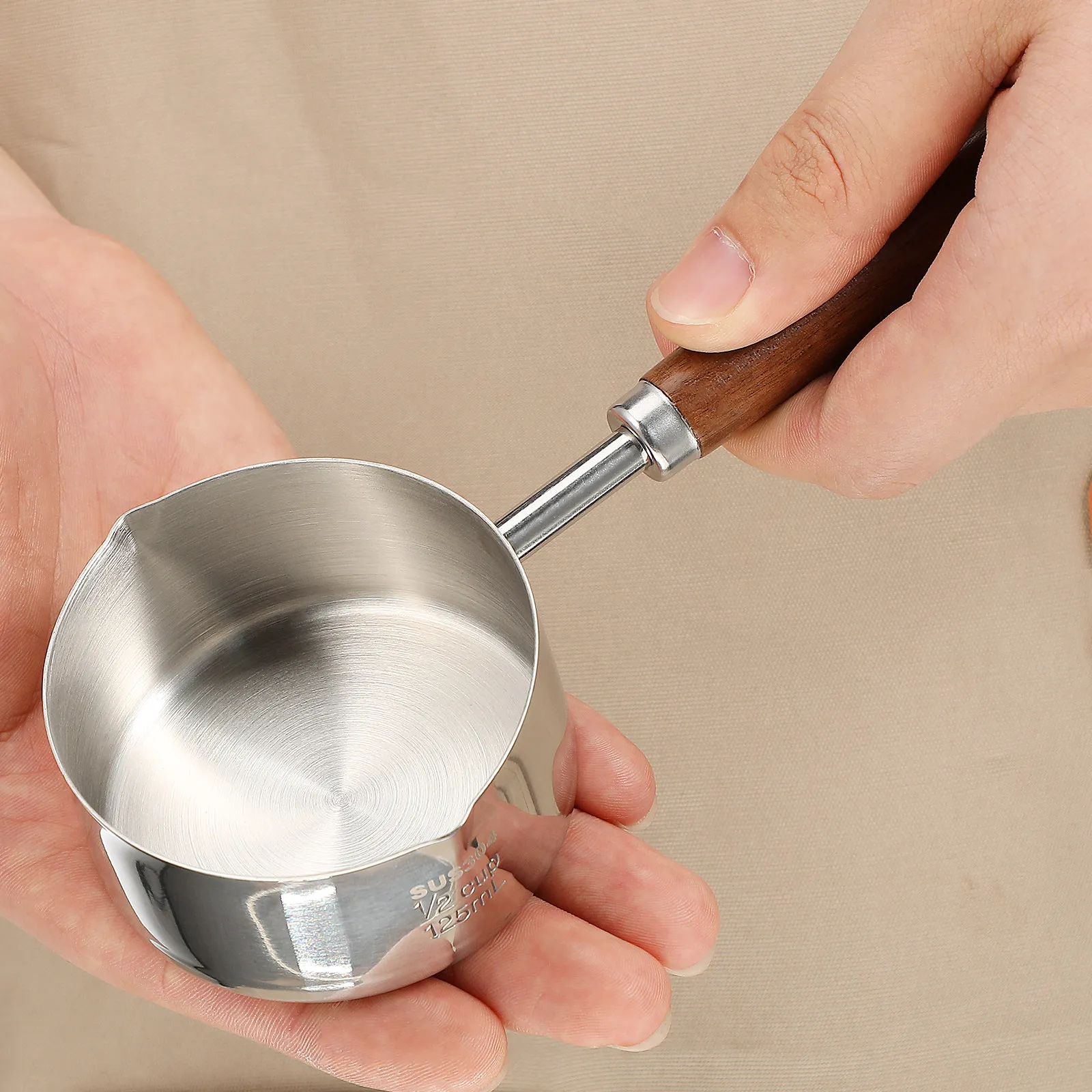 Cacerola Pequeña de Acero Inoxidable con Mango Ergonómico de Madera para Cocinar en la Estufa, Preparar Salsas, Calentar Aceite, Freír Huevos, Compacta