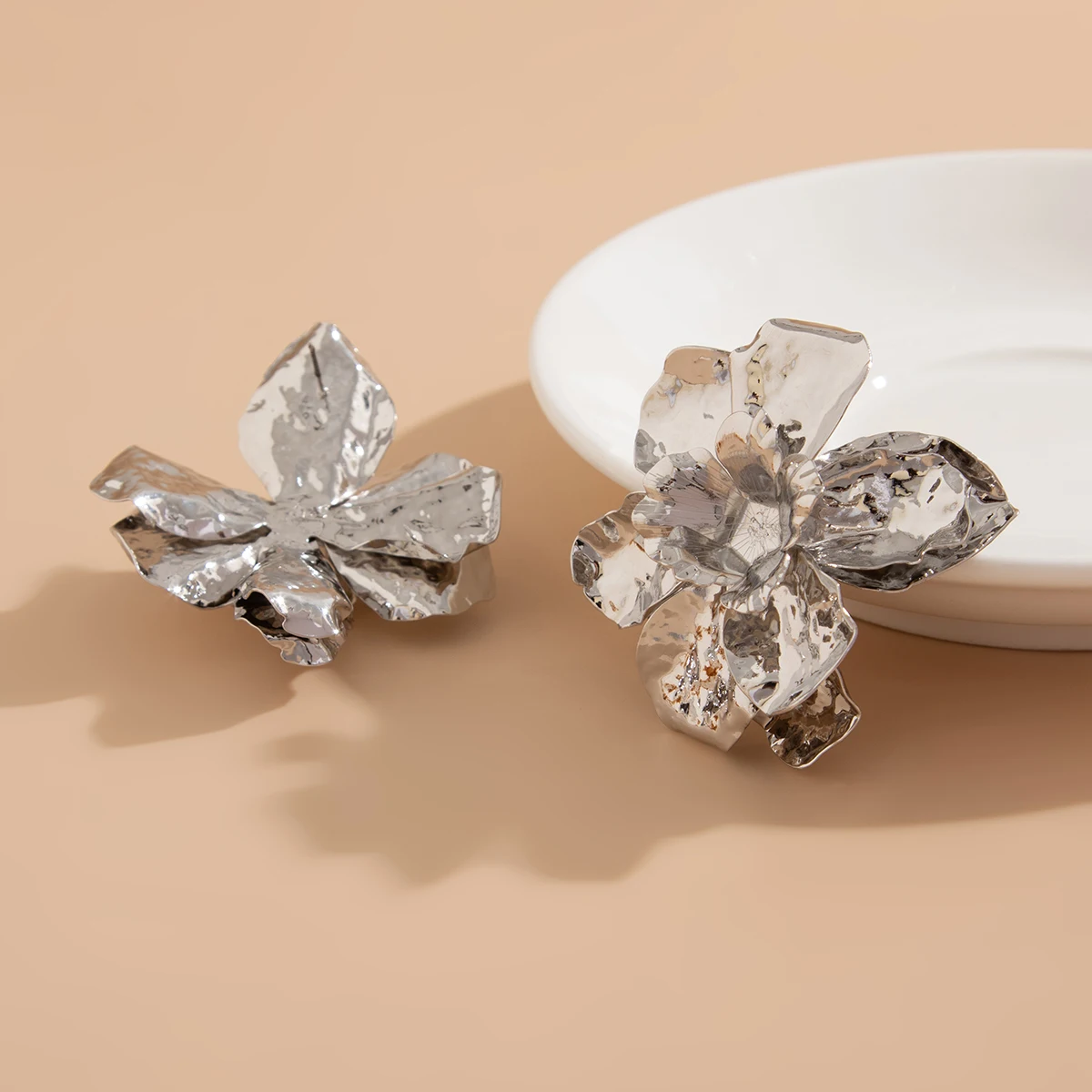 

Exaggerated Folded Flower Earrings Luxury Design Sense Retro Faion Women's Cross-Border Earrings Fre out Handmade Alloy