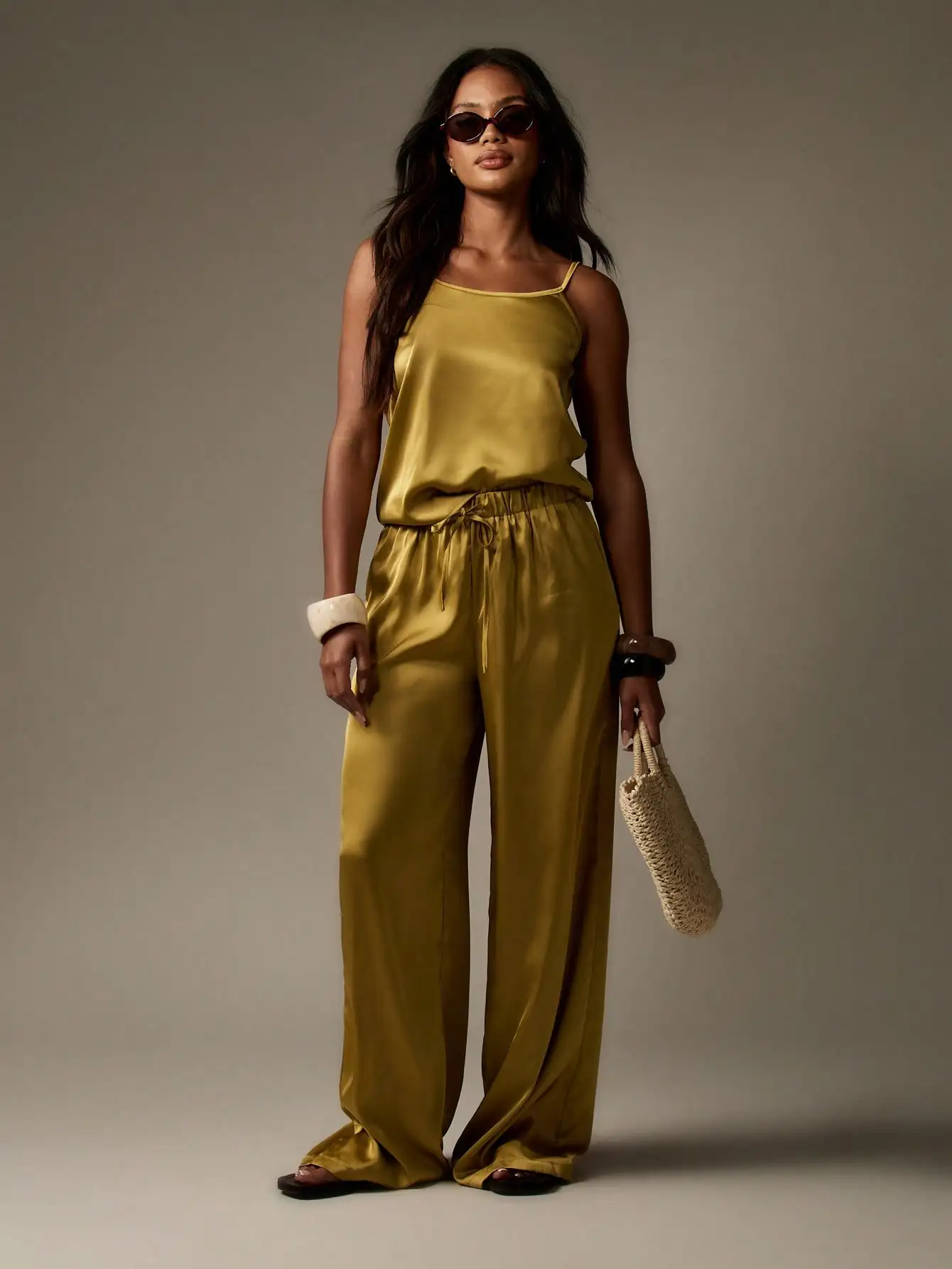 

Роскошный атласный комплект для отдыха: широкие брюки и топ на бретельках с регулируемыми лямками и эластичным поясом для курорта или вечерних выходов