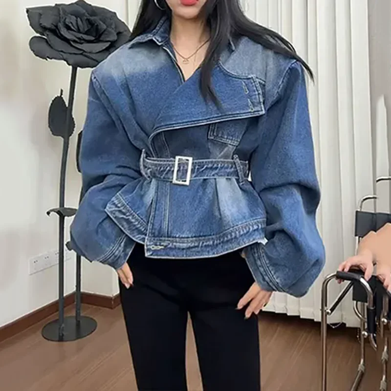 

Весна 2025 г., новая потертая джинсовая куртка в американском стиле для женщин с поясом на талии, облегающий дизайн, универсальная и модная повседневная верхняя одежда