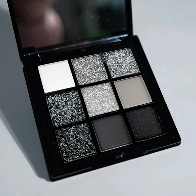 Paleta cieni do powiek Smoky 9-Color, matowe czarne, białe, szare i srebrne, wysoce pigmentowane cienie do powiek Smoky, wbudowane lusterko do makijażu, odpowiednie na występy sceniczne i imprezy.