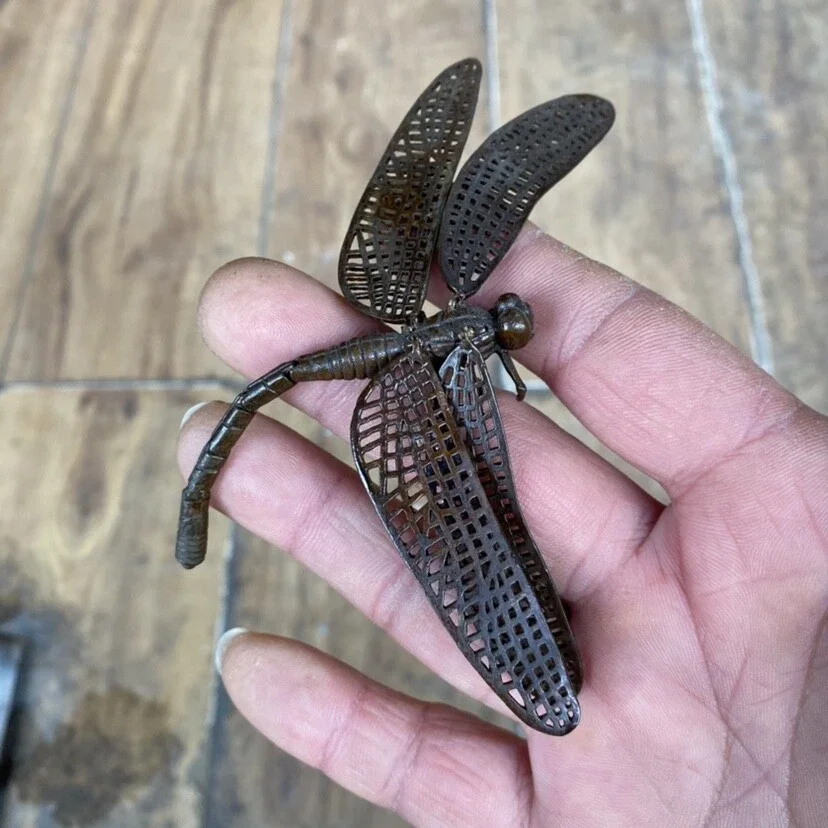 Exquisita estatua de libélula realista de insecto de cobre rojo tallado a mano antigua de China