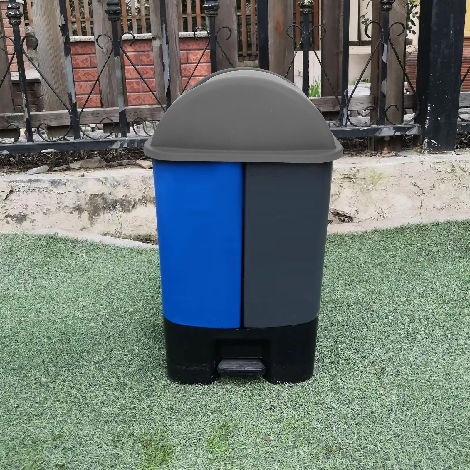 

Outdoor Plastic Trash Bin Rotating Lid Large Capacity Waste Can Cover Replacement Outdoor Trash Can Accessory Bucket Lid
