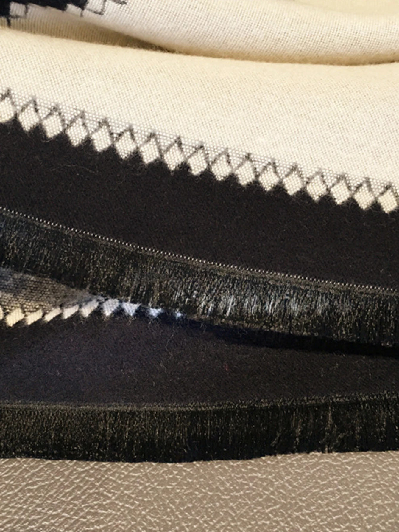 وشاح أسود ممتاز للنساء شتاء 2025 نمط كوري عصري متعدد الاستخدامات دافئ الرقبة أدفأ كبير الباشمينا ملابس خارجية راقية