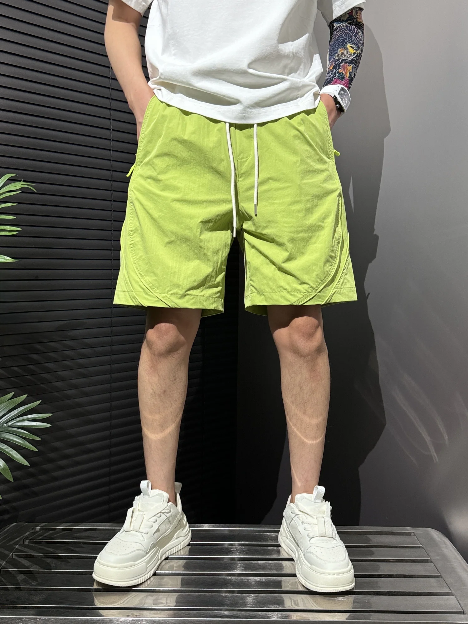 

Летние тонкие спортивные шорты из ледяного шелка для мужчин, свободный прямой крой, универсальные, дышащие, пляжные брюки-капри, трендовые