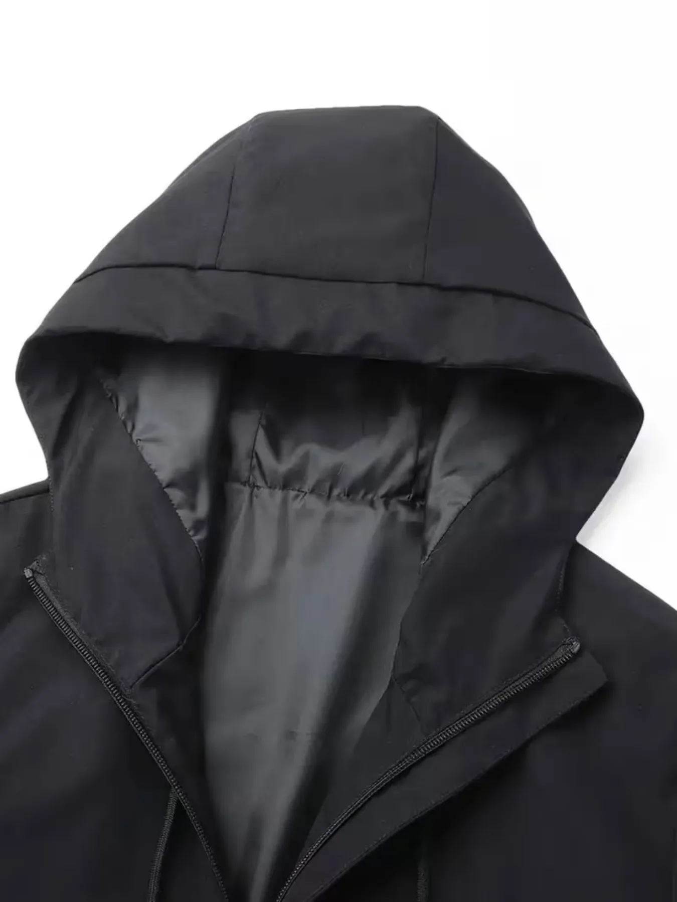Die wind- und wasserdichte Jacke ist mit dem Aufdruck "YAMA" versehen und hat eine lockere Passform, geeignet für Motorrad-Enthusiasten. – Detail 3