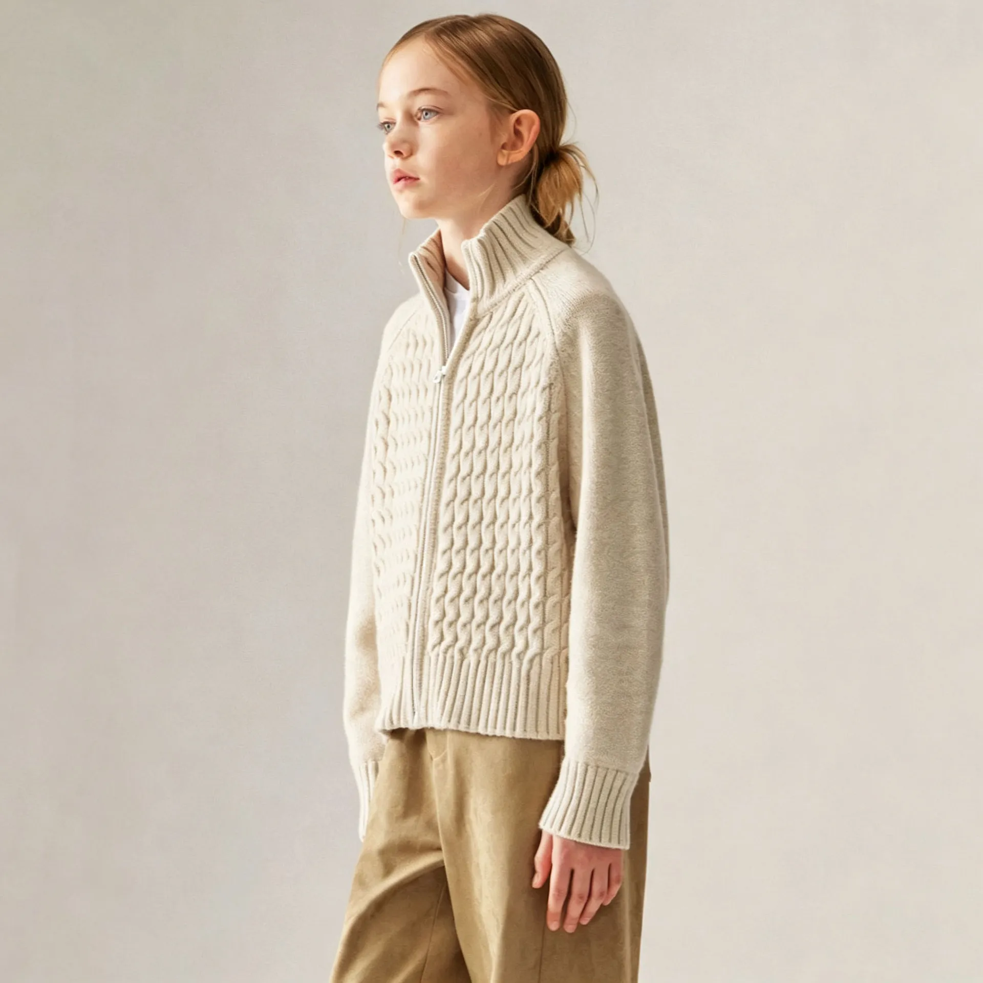 Retro mittelgroßer und großer Kinderpullover mit Zopfmuster, Stehkragen und halbem Reißverschluss für Mädchen – Detail 4