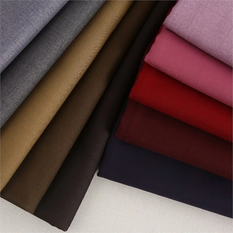 Nowa gładka tkanina na garnitury jest prosta i elegancka, idealna do odzieży roboczej damskiej.