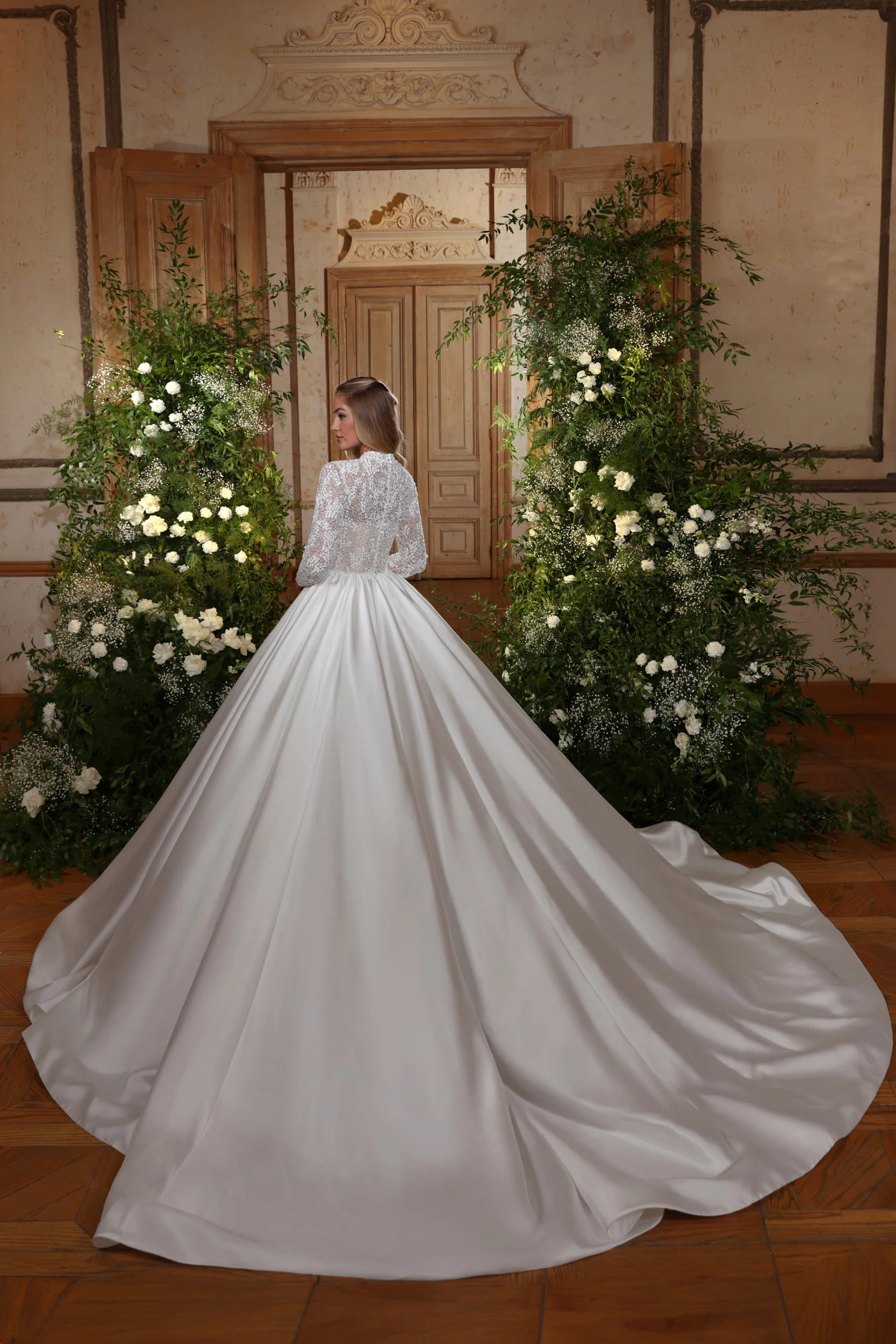 Lceland Poppy Customized Women's Ball Gown O-Neck Beaded Lace Wedding Dresses Full Sleeves Satin Bridal Gowns with Chapel Train