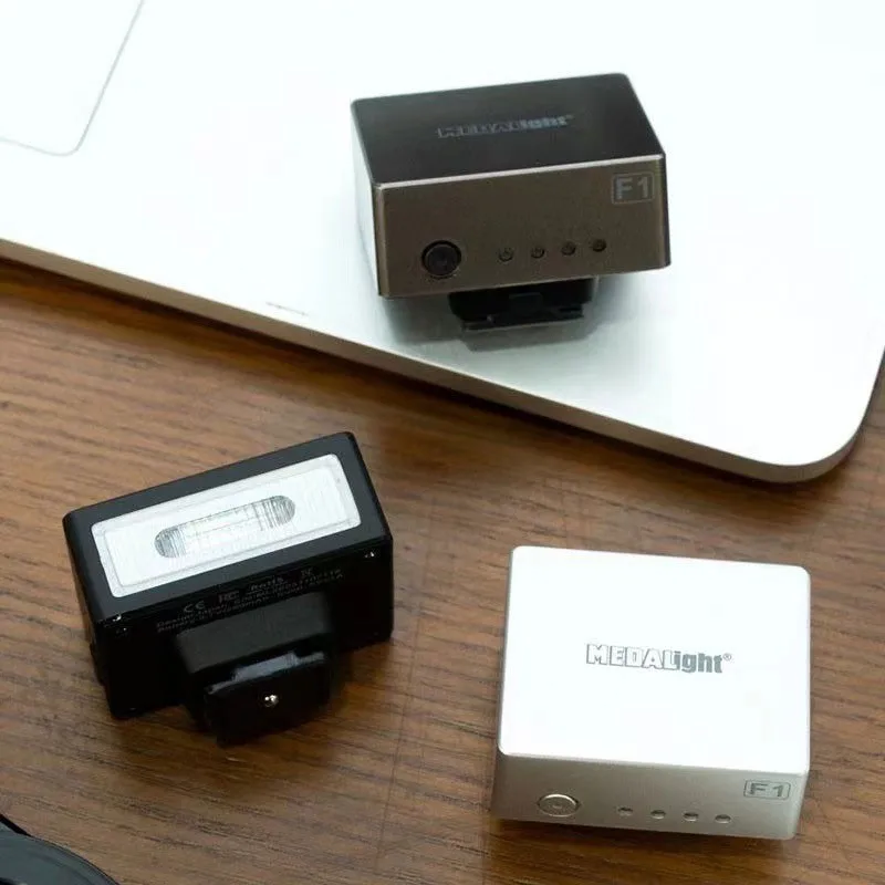 แฟลชกล้องขนาดเล็ก MEDALight F1 GN10 6200K±400K สำหรับกล้อง DSLR และกล้องมิเรอร์เลส Ricoh
