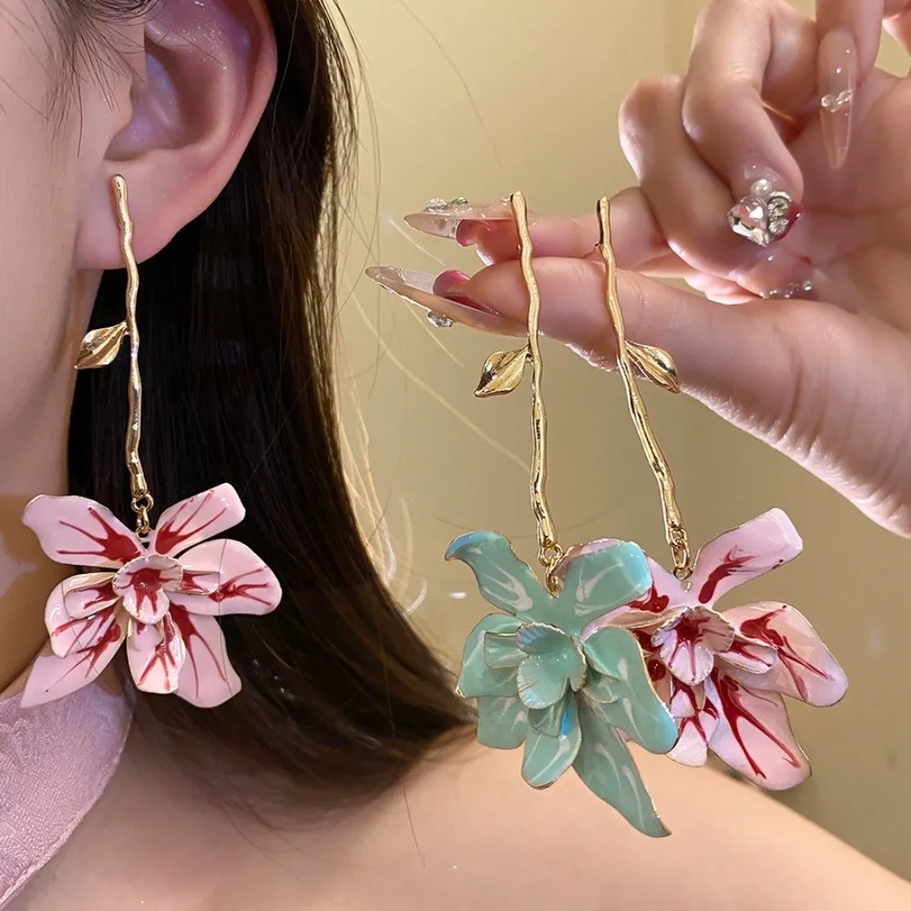 Alloy Enamel Flower Drop Earrings with Leaf Stalk Big Flower Floral Pendant Earrings Summer Beach Fashion Stud Earrings Girl