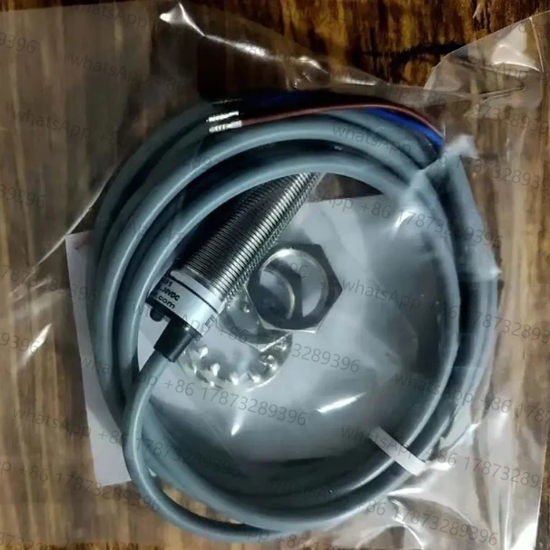 

For IWRM 18U9501 1PCS Sensors For Baumer Analog Sensor New